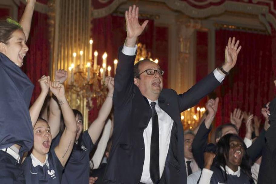 Anche all&#39;Eliseo si festeggia la vittoria della Francia: ecco l&#39;esultanza del presidente  Hollande! Action Images